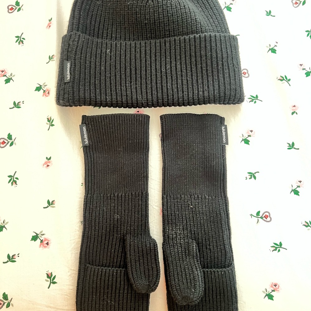 Lululemon Beanie and Gloves size M/L. NWOT
